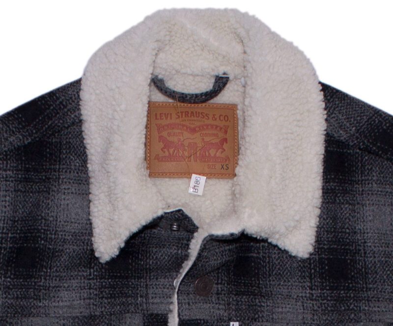 Pet Breed: Chaqueta Levi's.     T-XS